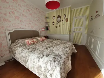 Un ou plusieurs lits dans un hébergement de l'établissement Chez Pépé Merle - Chambres d'hôtes dans le quartier du Père Lachaise