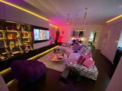 Télévision ou salle de divertissement dans l'établissement BEAUTIFUL PLACE WITH BREATHTAKING PRIVATE ROOFTOP TERRACE 210m2 IN CITY OF LOVE PARIS