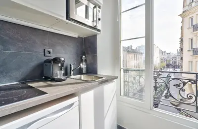 Cuisine ou kitchenette dans l'établissement Stylish Mezzanine Studio in the Heart of Paris 3F