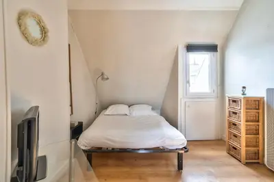 Un ou plusieurs lits dans un hébergement de l'établissement New Parisian Studio with View in the Central 11th