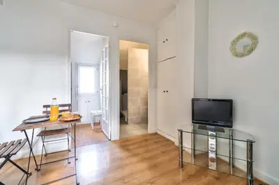 Télévision ou salle de divertissement dans l'établissement New Parisian Studio with View in the Central 11th