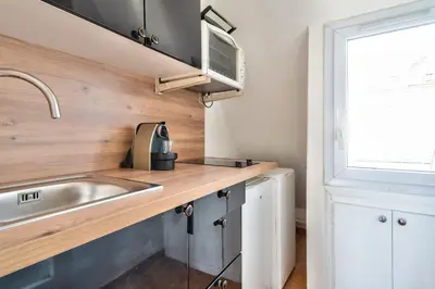 Cuisine ou kitchenette dans l'établissement New Parisian Studio with View in the Central 11th