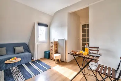Coin salon dans l'établissement New Parisian Studio with View in the Central 11th