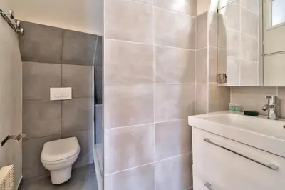 Salle de bains dans l'établissement New Parisian Studio with View in the Central 11th