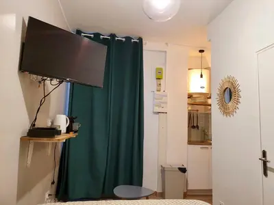 Télévision ou salle de divertissement dans l'établissement Home Sweet Home Sacré-Coeur Montmartre