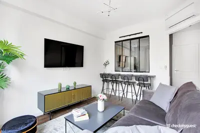 Télévision ou salle de divertissement dans l'établissement Charming apartment - 1BR-4P - Place des Vosges
