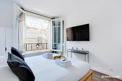 Télévision ou salle de divertissement dans l'établissement Charming apartment - 1BR-4P - Place des Vosges