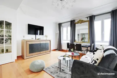 Télévision ou salle de divertissement dans l'établissement Fancy apartment - 2BR-6P - Gare de l'Est