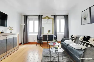 Télévision ou salle de divertissement dans l'établissement Fancy apartment - 2BR-6P - Gare de l'Est