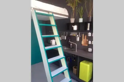 Cuisine ou kitchenette dans l'établissement Small arty studio Menilmontant