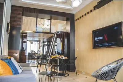 Télévision ou salle de divertissement dans l'établissement Studio boisé à 2 pas du jardin du Luxembourg