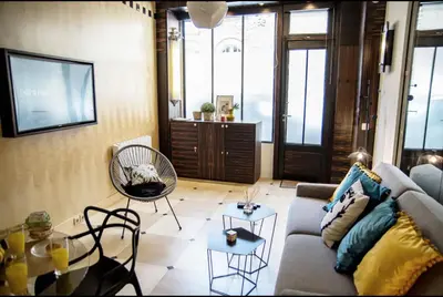 Coin salon dans l'établissement Studio boisé à 2 pas du jardin du Luxembourg