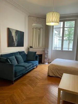 Coin salon dans l'établissement Studio à Paris près du Pont Mirabeau et Tour Eiffel