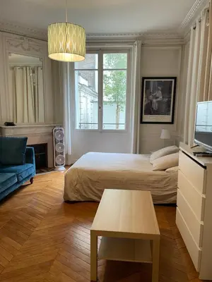 Un ou plusieurs lits dans un hébergement de l'établissement Studio à Paris près du Pont Mirabeau et Tour Eiffel