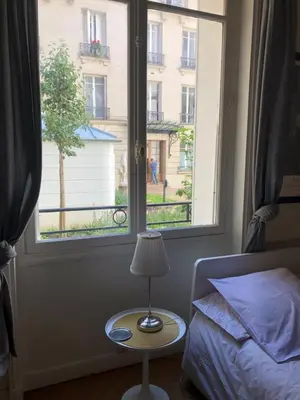 Coin salon dans l'établissement Studio à Paris près du Pont Mirabeau et Tour Eiffel