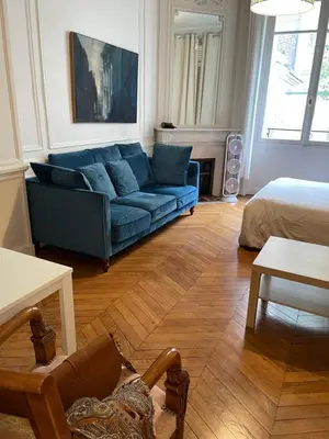 Coin salon dans l'établissement Studio à Paris près du Pont Mirabeau et Tour Eiffel