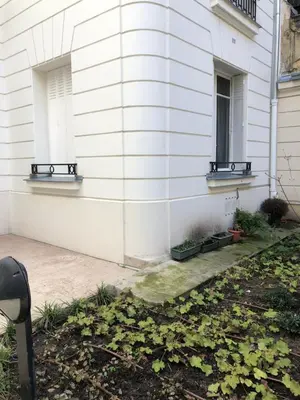 Jardin de l'établissement Studio à Paris près du Pont Mirabeau et Tour Eiffel