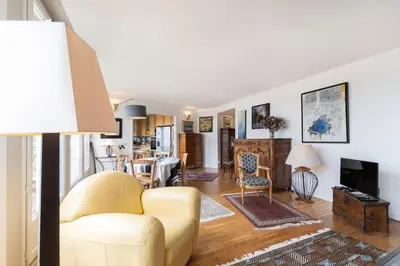 Télévision ou salle de divertissement dans l'établissement GuestReady - Stunning Apt near Champs Elysées