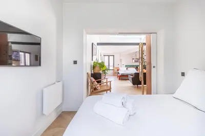Un ou plusieurs lits dans un hébergement de l'établissement Luxury Flat with AC 