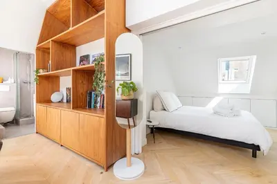 Un ou plusieurs lits dans un hébergement de l'établissement Luxury Flat with AC 