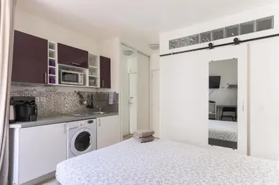 Cuisine ou kitchenette dans l'établissement RASPAIL Cozy Flat