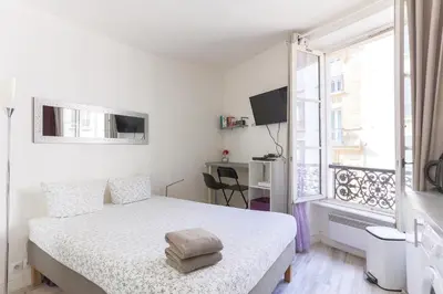 Un ou plusieurs lits dans un hébergement de l'établissement RASPAIL Cozy Flat