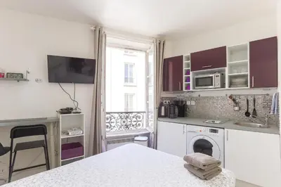 Cuisine ou kitchenette dans l'établissement RASPAIL Cozy Flat