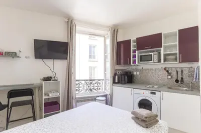 Cuisine ou kitchenette dans l'établissement RASPAIL Cozy Flat
