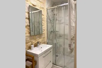 Salle de bains dans l'établissement My Trip in Paris - Martin