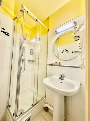 Salle de bains dans l'établissement Hotel Bellevue Montmartre
