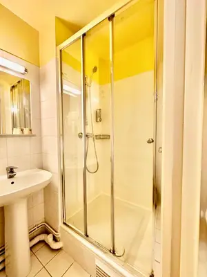 Salle de bains dans l'établissement Hotel Bellevue Montmartre