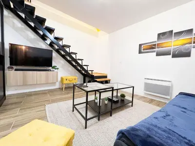 Télévision ou salle de divertissement dans l'établissement LA GRACIEUSE - MILORA INN - Central Paris