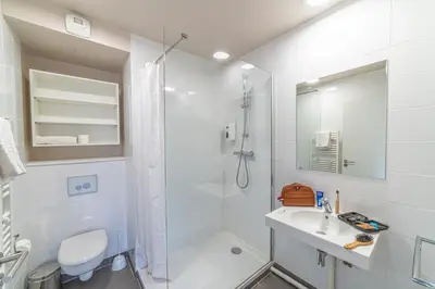 Salle de bains dans l'établissement Break & Home Campus Condorcet - La Maison des chercheurs Appart'Hôtel