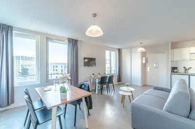 Télévision ou salle de divertissement dans l'établissement Break & Home Campus Condorcet - La Maison des chercheurs Appart'Hôtel