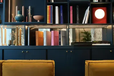 Bibliothèque dans l'hôtel