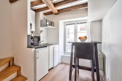 Cuisine ou kitchenette dans l'établissement Cute and New Studio Duplex in the Heart of Paris