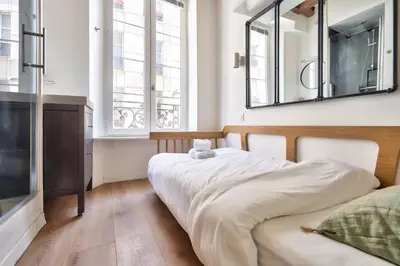 Un ou plusieurs lits dans un hébergement de l'établissement Cute and New Studio Duplex in the Heart of Paris