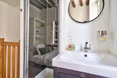 Salle de bains dans l'établissement Cute and New Studio Duplex in the Heart of Paris