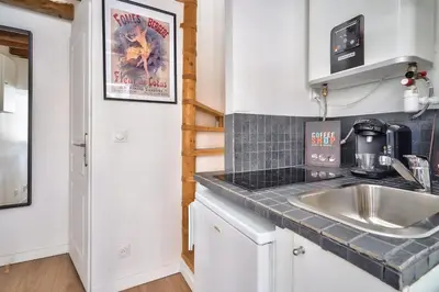 Cuisine ou kitchenette dans l'établissement Cute and New Studio Duplex in the Heart of Paris