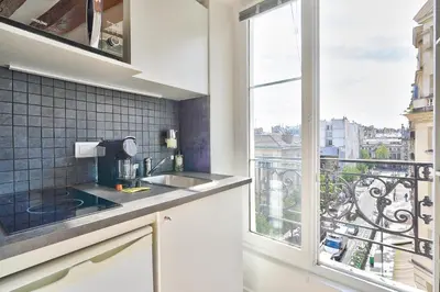 Cuisine ou kitchenette dans l'établissement Cosy and New Studio in the Heart of Paris (5F)