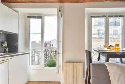 Cuisine ou kitchenette dans l'établissement Cosy and New Studio in the Heart of Paris (5F)