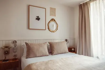Un ou plusieurs lits dans un hébergement de l'établissement Hôtel Monsieur Aristide