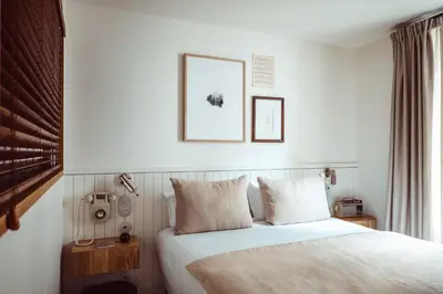Un ou plusieurs lits dans un hébergement de l'établissement Hôtel Monsieur Aristide