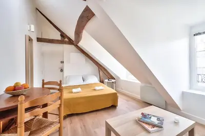 Un ou plusieurs lits dans un hébergement de l'établissement Charming 1 Bedroom Apt in the Heart of Paris (6F)