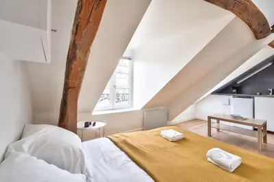 Un ou plusieurs lits dans un hébergement de l'établissement Charming 1 Bedroom Apt in the Heart of Paris (6F)
