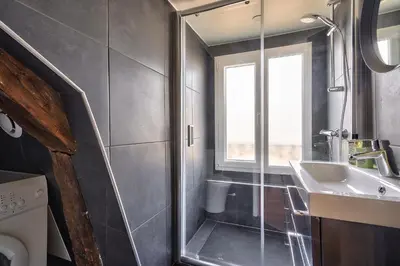 Salle de bains dans l'établissement Charming 1 Bedroom Apt in the Heart of Paris (6F)