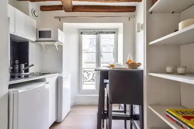 Cuisine ou kitchenette dans l'établissement New Cocoon Duplex for 2 in the Heart of Paris (5D)