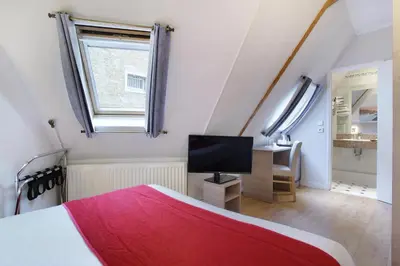 Télévision ou salle de divertissement dans l'établissement Hôtel LUX PICPUS