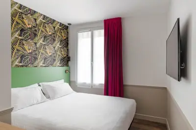 Télévision ou salle de divertissement dans l'établissement Hôtel 31 - Paris Tour Eiffel