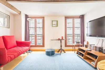 Télévision ou salle de divertissement dans l'établissement GuestReady - Appartement climatisé rue Cambon